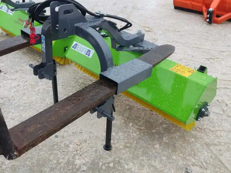 Zamiatarka hydrauliczna do dróg, ulic, kostki, betonu dużych powierzchni płaskich.
