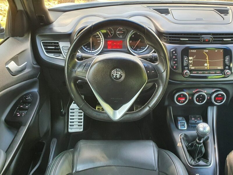 Alfa Romeo Giulietta 2.0 JTDm 150KM # Q2 # Navi # DNA # Climatronic # Skóra # Alkantara