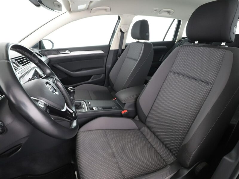 Volkswagen Passat Navi Podgrzewane fotele Automatyczna klimatyzacja Bluetooth B8 (2014-2023)