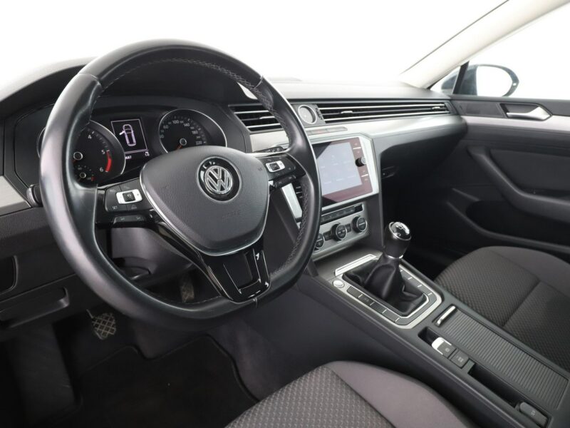 Volkswagen Passat Navi Podgrzewane fotele Automatyczna klimatyzacja Bluetooth B8 (2014-2023)