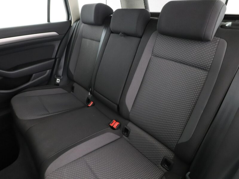 Volkswagen Passat Navi Podgrzewane fotele Automatyczna klimatyzacja Bluetooth B8 (2014-2023)