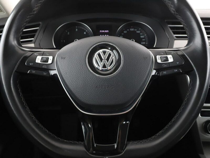 Volkswagen Passat Navi Podgrzewane fotele Automatyczna klimatyzacja Bluetooth B8 (2014-2023)