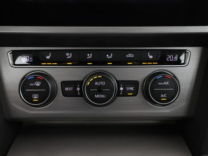 Volkswagen Passat Navi Podgrzewane fotele Automatyczna klimatyzacja Bluetooth B8 (2014-2023)