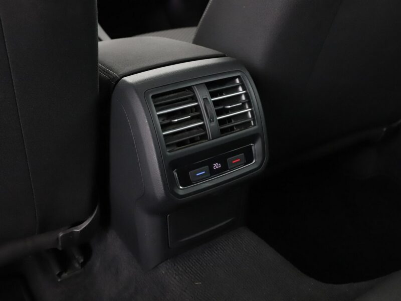Volkswagen Passat Navi Podgrzewane fotele Automatyczna klimatyzacja Bluetooth B8 (2014-2023)