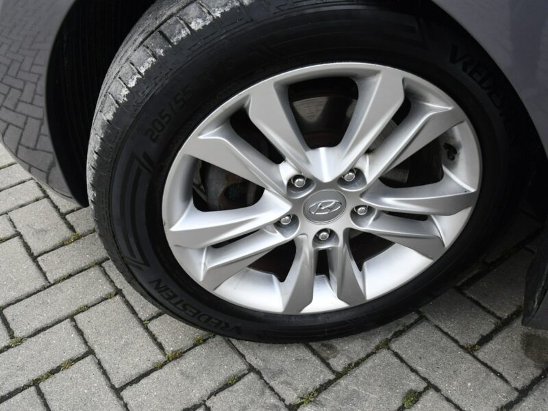 Hyundai i30 1,6 BENZ Kam.Cofania.Navi.Xenony.Skóry.Elektr.Fotele.Podg.Fot.LEDY I (2002-2013)