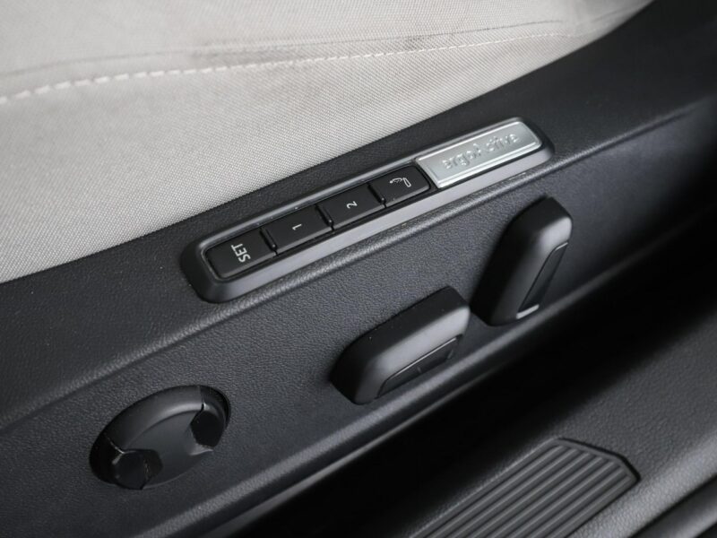 Volkswagen Golf hybryda plug-in automat alcantara virtual navi kamera ACC climatronic VIII (2020-)