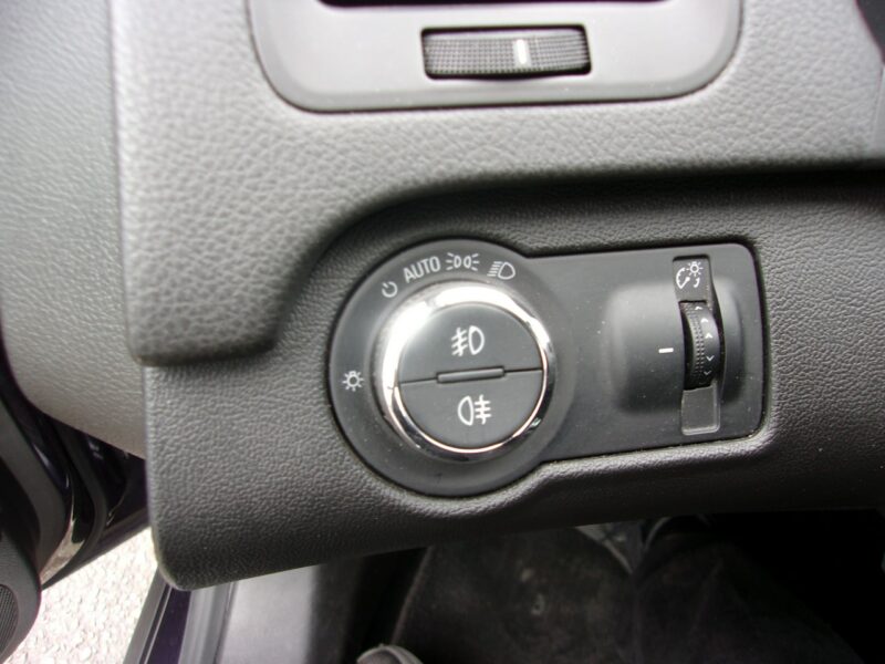 Opel Insignia Klimatronic 2-stref, Podgrz. fotele, 2 kpl. kół, Hatchback, Alu A (2008-2017)