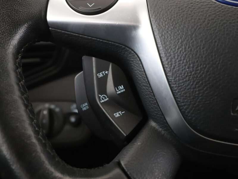 Ford Kuga 4x4 klima czujniki parkowania grzane fotele II (2012-)