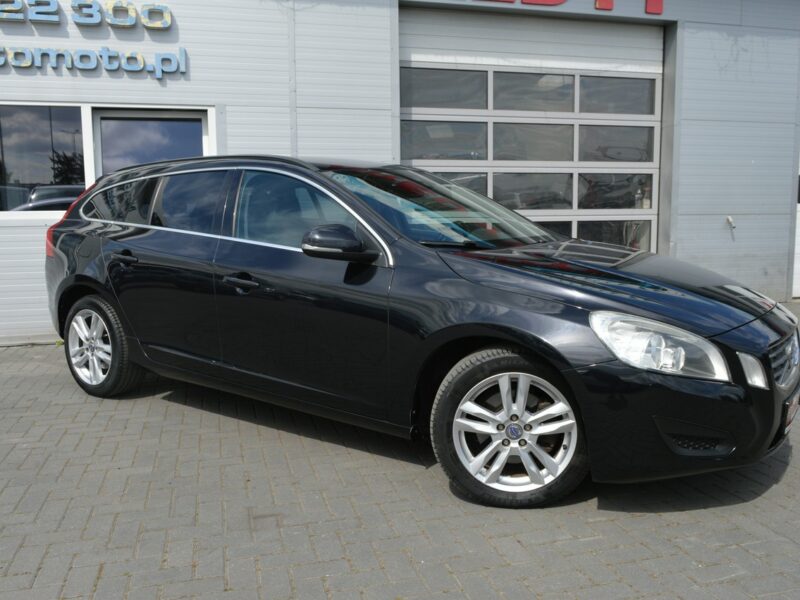 Volvo V60 2.0 D3 5-cylindrów 100% bezwypadkowy Skóra Navi Bluetooth 248 tys.km I (2010-2018)