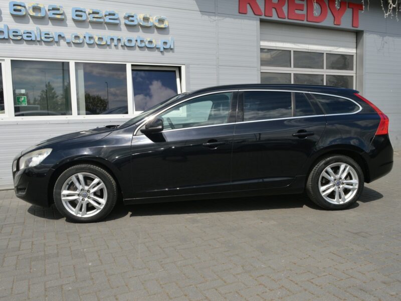 Volvo V60 2.0 D3 5-cylindrów 100% bezwypadkowy Skóra Navi Bluetooth 248 tys.km I (2010-2018)