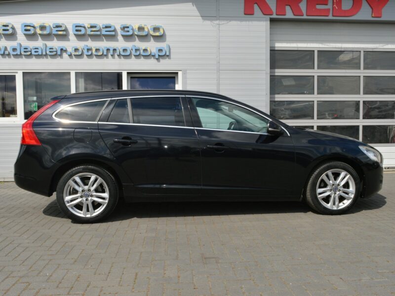 Volvo V60 2.0 D3 5-cylindrów 100% bezwypadkowy Skóra Navi Bluetooth 248 tys.km I (2010-2018)