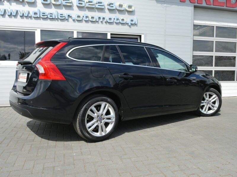 Volvo V60 2.0 D3 5-cylindrów 100% bezwypadkowy Skóra Navi Bluetooth 248 tys.km I (2010-2018)