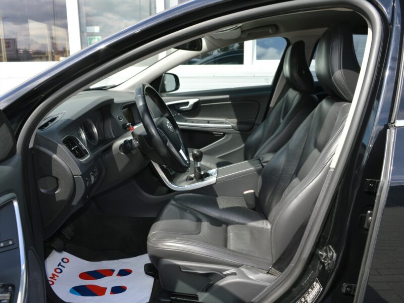 Volvo V60 2.0 D3 5-cylindrów 100% bezwypadkowy Skóra Navi Bluetooth 248 tys.km I (2010-2018)