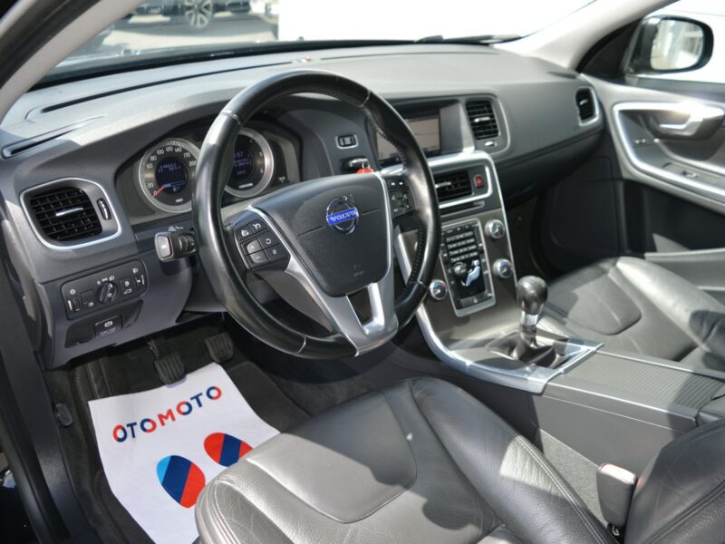 Volvo V60 2.0 D3 5-cylindrów 100% bezwypadkowy Skóra Navi Bluetooth 248 tys.km I (2010-2018)