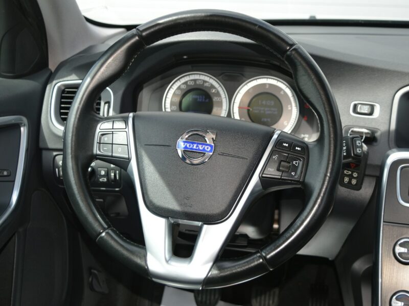 Volvo V60 2.0 D3 5-cylindrów 100% bezwypadkowy Skóra Navi Bluetooth 248 tys.km I (2010-2018)