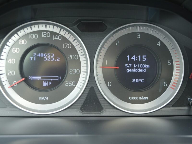 Volvo V60 2.0 D3 5-cylindrów 100% bezwypadkowy Skóra Navi Bluetooth 248 tys.km I (2010-2018)