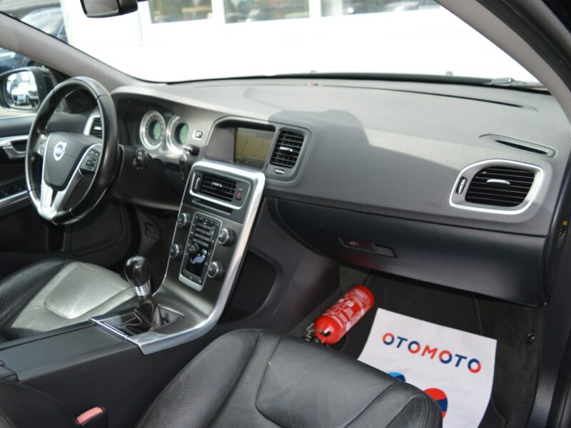 Volvo V60 2.0 D3 5-cylindrów 100% bezwypadkowy Skóra Navi Bluetooth 248 tys.km I (2010-2018)