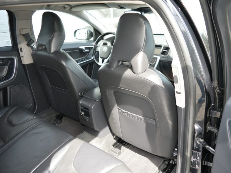 Volvo V60 2.0 D3 5-cylindrów 100% bezwypadkowy Skóra Navi Bluetooth 248 tys.km I (2010-2018)