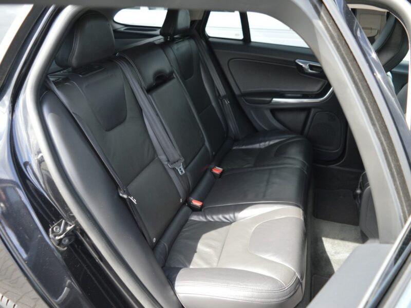 Volvo V60 2.0 D3 5-cylindrów 100% bezwypadkowy Skóra Navi Bluetooth 248 tys.km I (2010-2018)