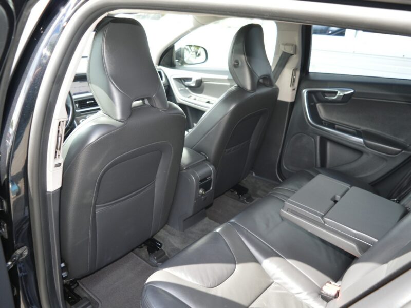 Volvo V60 2.0 D3 5-cylindrów 100% bezwypadkowy Skóra Navi Bluetooth 248 tys.km I (2010-2018)