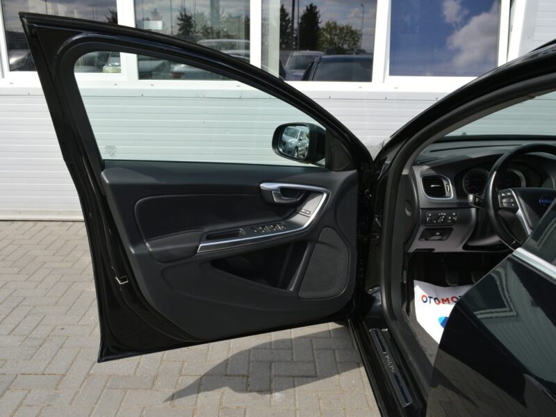 Volvo V60 2.0 D3 5-cylindrów 100% bezwypadkowy Skóra Navi Bluetooth 248 tys.km I (2010-2018)