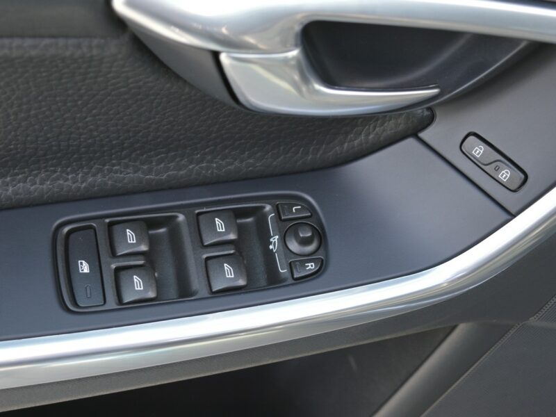 Volvo V60 2.0 D3 5-cylindrów 100% bezwypadkowy Skóra Navi Bluetooth 248 tys.km I (2010-2018)