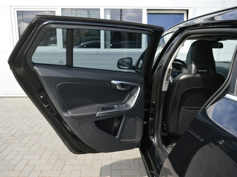 Volvo V60 2.0 D3 5-cylindrów 100% bezwypadkowy Skóra Navi Bluetooth 248 tys.km I (2010-2018)