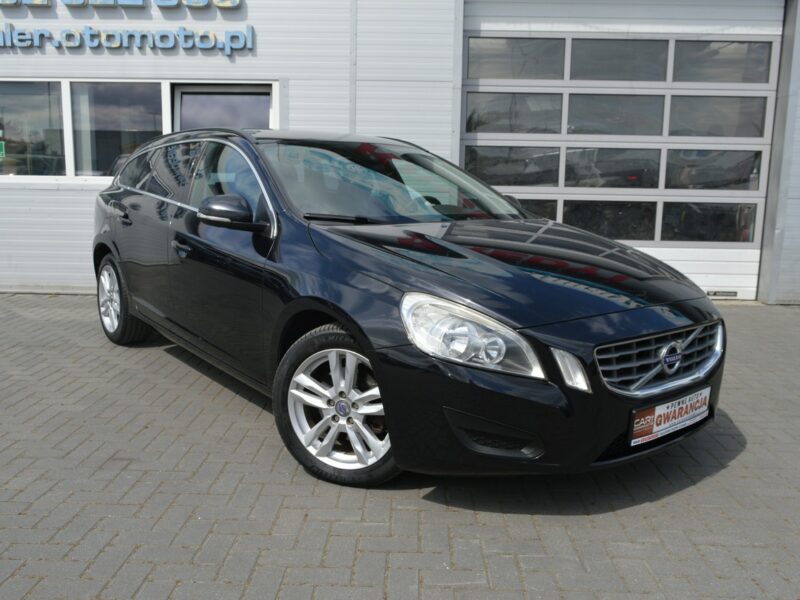 Volvo V60 2.0 D3 5-cylindrów 100% bezwypadkowy Skóra Navi Bluetooth 248 tys.km I (2010-2018)