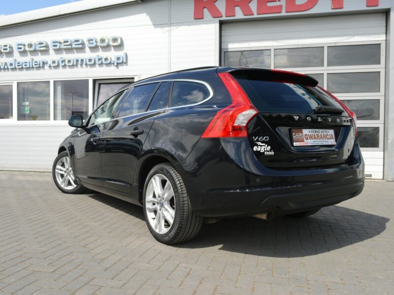 Volvo V60 2.0 D3 5-cylindrów 100% bezwypadkowy Skóra Navi Bluetooth 248 tys.km I (2010-2018)