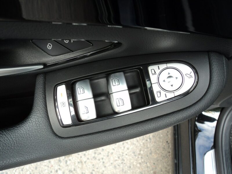 Mercedes C 200 sprzedam nowego MERCEDESA C-200 4Matic 184KM salon polska malutki prze W205 (2014-2021)