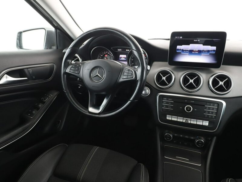Mercedes GLA 220 4x4 automat full LED półskóra panorama kamera i czujniki parkowania