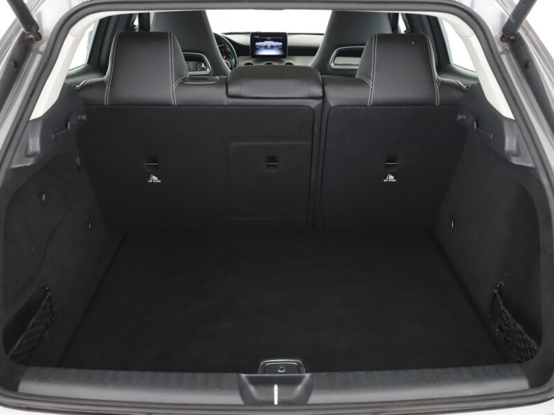 Mercedes GLA 220 4x4 automat full LED półskóra panorama kamera i czujniki parkowania
