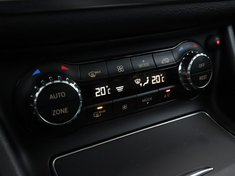 Mercedes GLA 220 4x4 automat full LED półskóra panorama kamera i czujniki parkowania