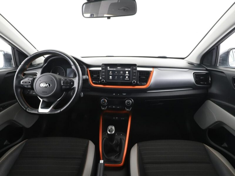 Kia Stonic klima auto kamera i czujniki parkowania kolorowe wnętrze grzane fotele