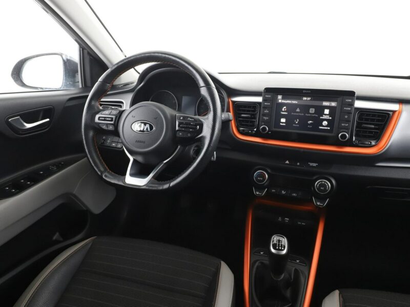 Kia Stonic klima auto kamera i czujniki parkowania kolorowe wnętrze grzane fotele
