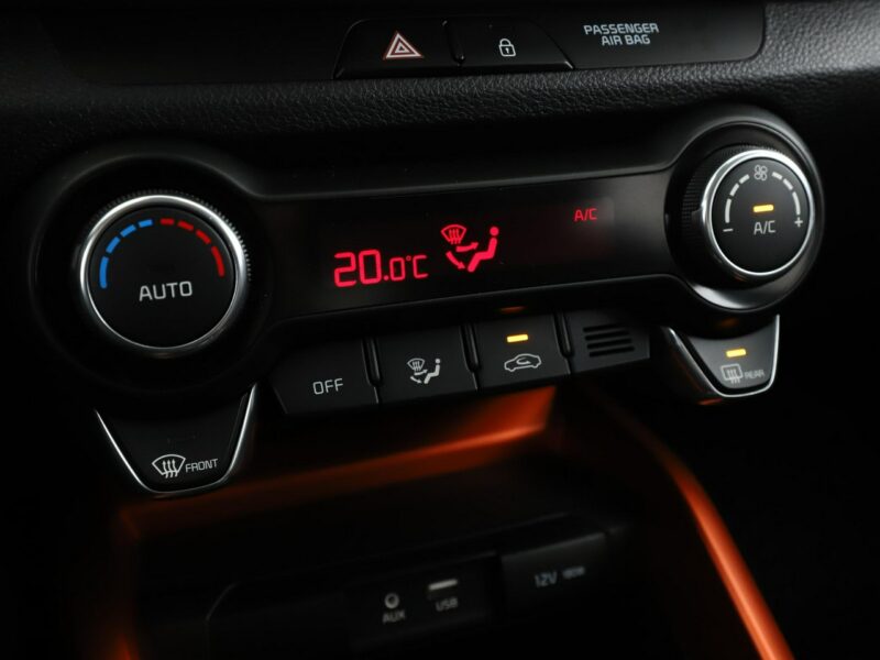 Kia Stonic klima auto kamera i czujniki parkowania kolorowe wnętrze grzane fotele