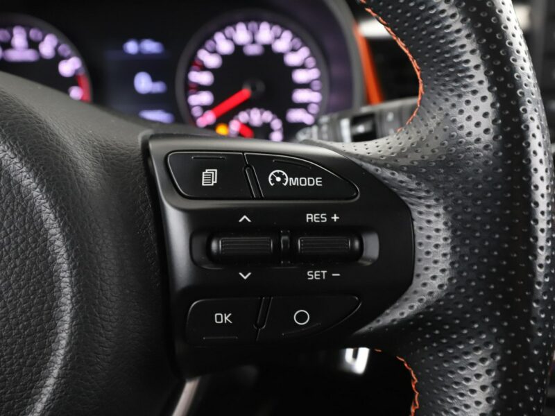 Kia Stonic klima auto kamera i czujniki parkowania kolorowe wnętrze grzane fotele