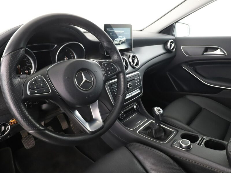 Mercedes GLA 200 LED navi skóra czujniki parkowania grzane fotele