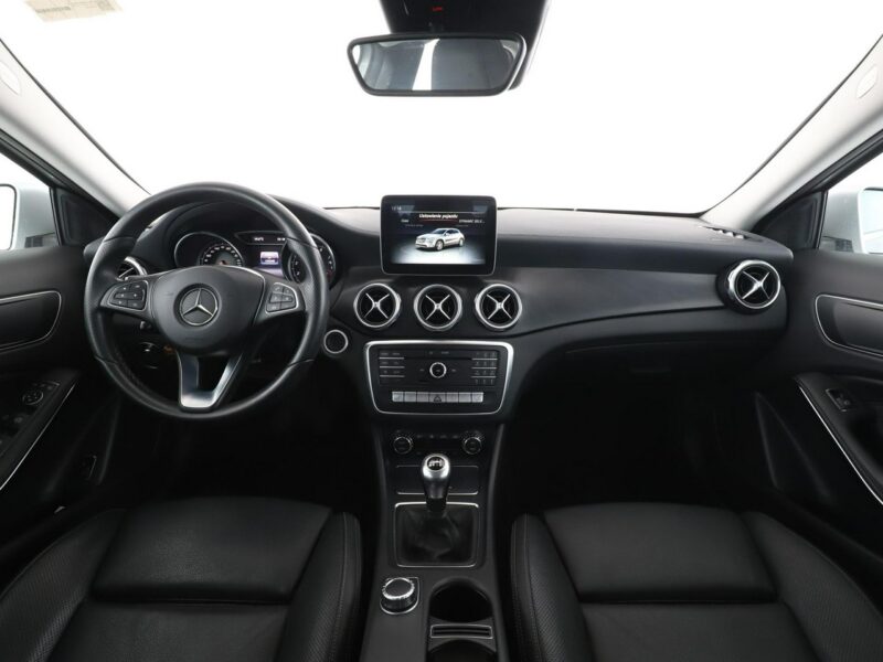 Mercedes GLA 200 LED navi skóra czujniki parkowania grzane fotele