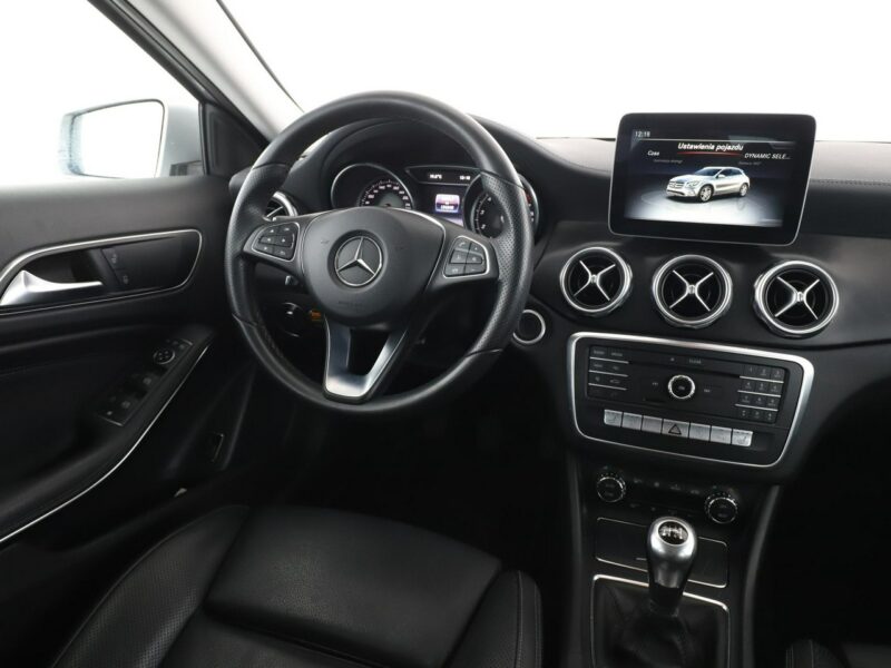 Mercedes GLA 200 LED navi skóra czujniki parkowania grzane fotele