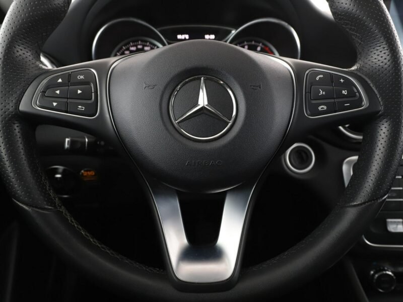 Mercedes GLA 200 LED navi skóra czujniki parkowania grzane fotele
