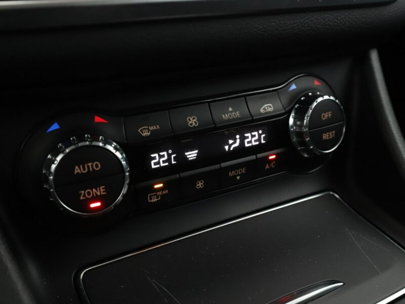 Mercedes GLA 200 LED navi skóra czujniki parkowania grzane fotele