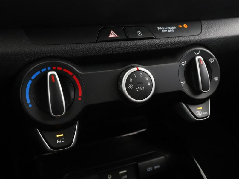 Kia Stonic klima tempomat kamera PDC Bluetooth LED