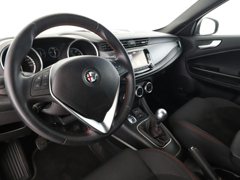 Alfa Romeo Giulietta bi-xenon navi klima auto grzane fotele czujniki parkowania