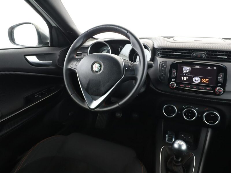 Alfa Romeo Giulietta bi-xenon navi klima auto grzane fotele czujniki parkowania