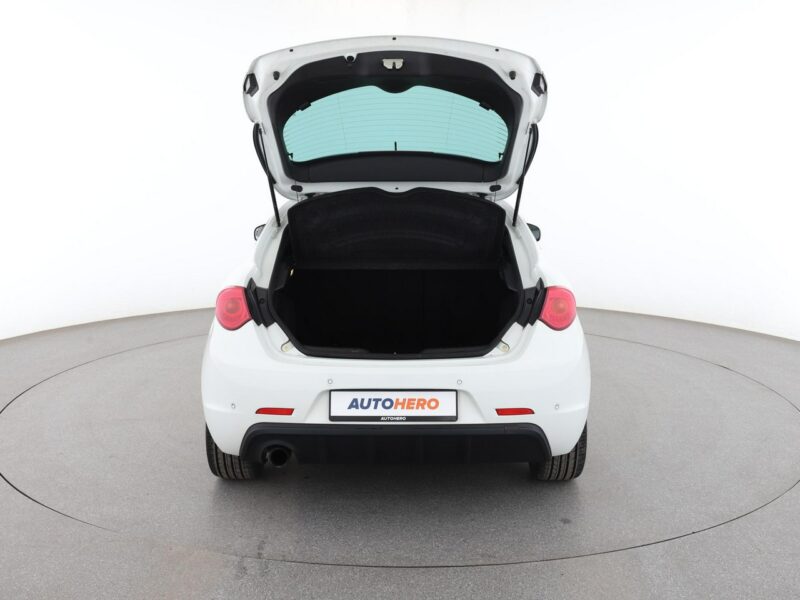 Alfa Romeo Giulietta bi-xenon navi klima auto grzane fotele czujniki parkowania
