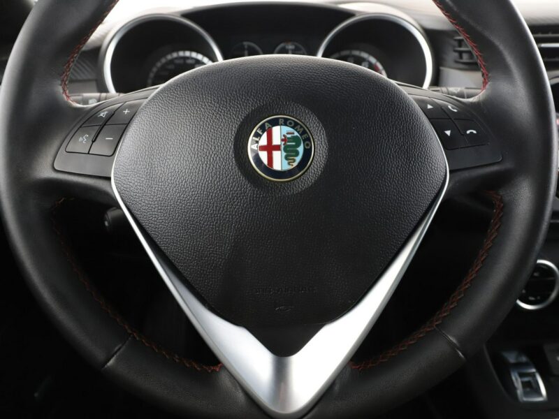 Alfa Romeo Giulietta bi-xenon navi klima auto grzane fotele czujniki parkowania