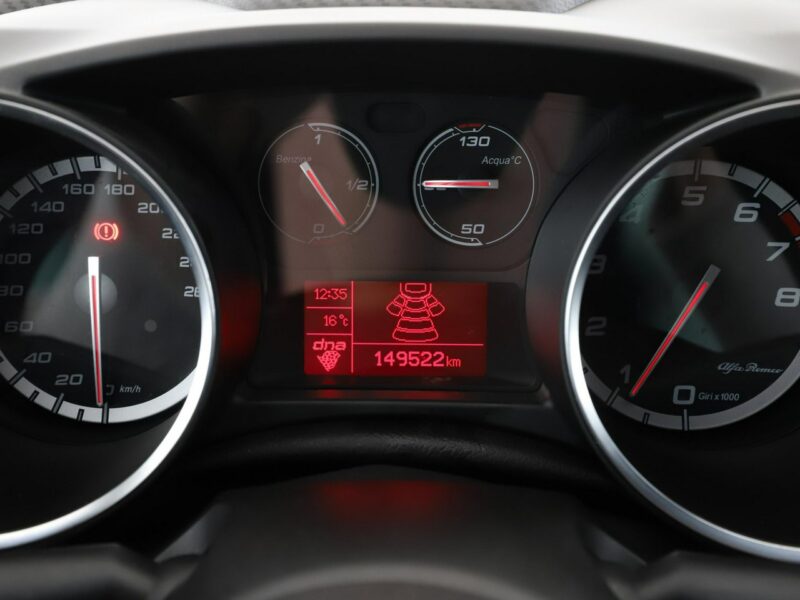 Alfa Romeo Giulietta bi-xenon navi klima auto grzane fotele czujniki parkowania