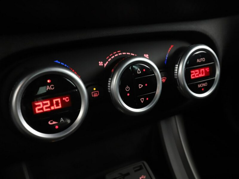 Alfa Romeo Giulietta bi-xenon navi klima auto grzane fotele czujniki parkowania