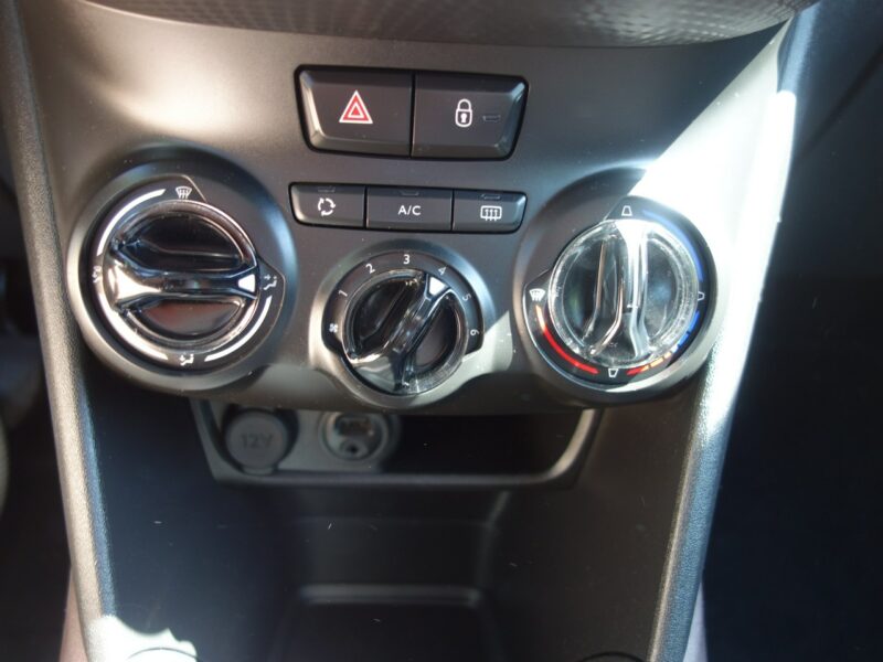 Peugeot 2008 Peugeot 2008 2015r 1.2 benzyna 82km bezwypadkowy klima niski przebieg I (2013-2019)